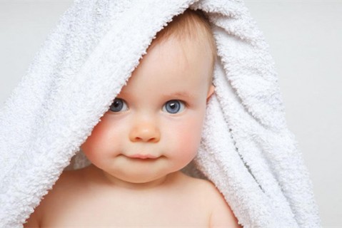 初乳很黄是不是不干净不可以喝？母乳怎么喂养中山捐卵宝宝？